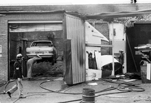 127250 Afbeelding van het opnemen van de schade na de brand bij het garagebedrijf Honders (Nachtegaalstraat 49) te Utrecht.